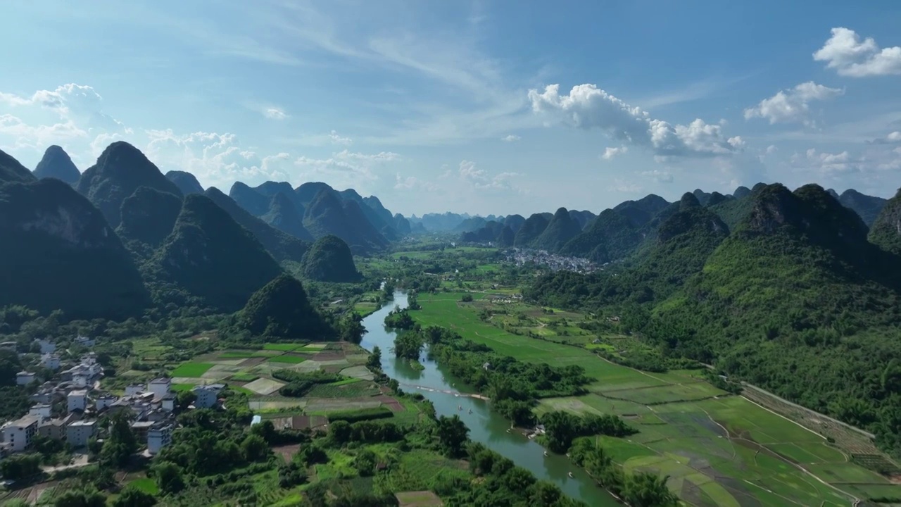 蓝天白云阳光下阳朔遇龙河上漂流的竹筏视频素材