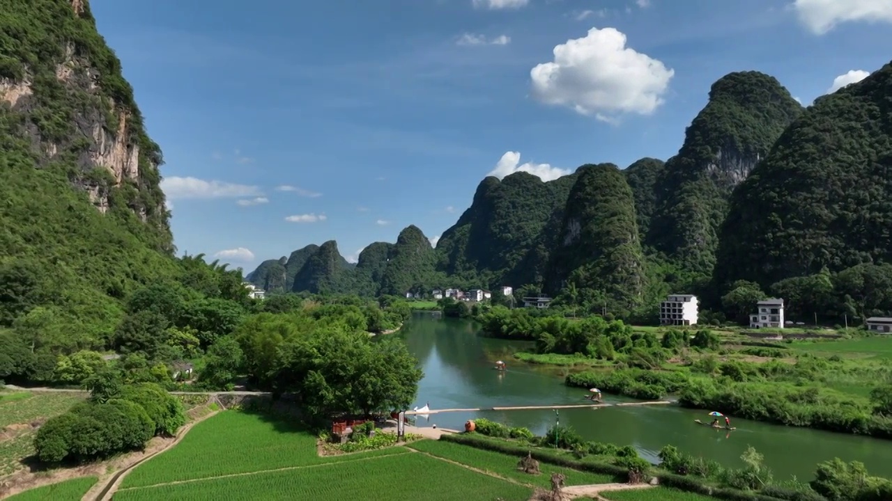 夏天阳光下阳朔遇龙河上漂流的竹筏视频素材