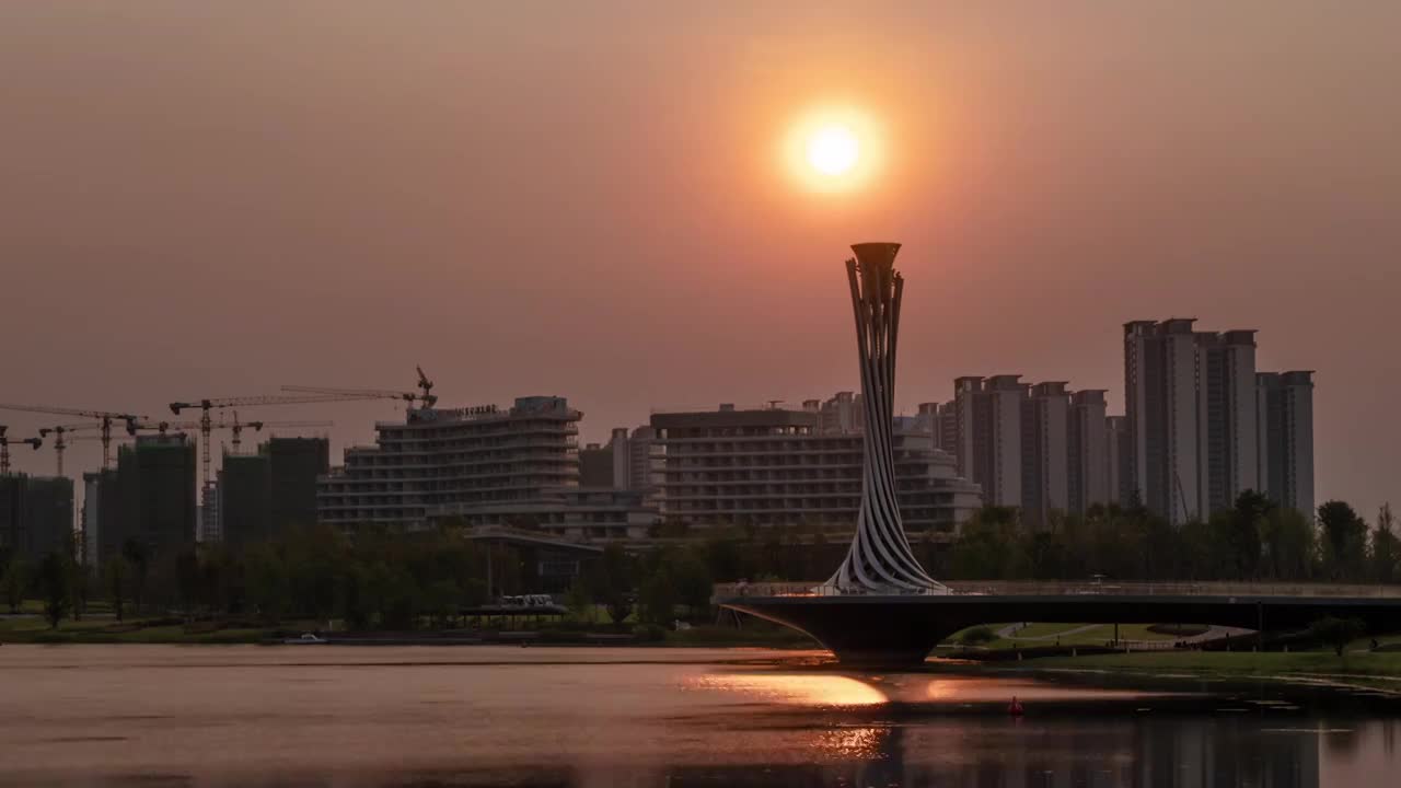 成都大运会主场馆火炬塔和东安湖体育公园黄昏日落城市风光延时摄影视频素材