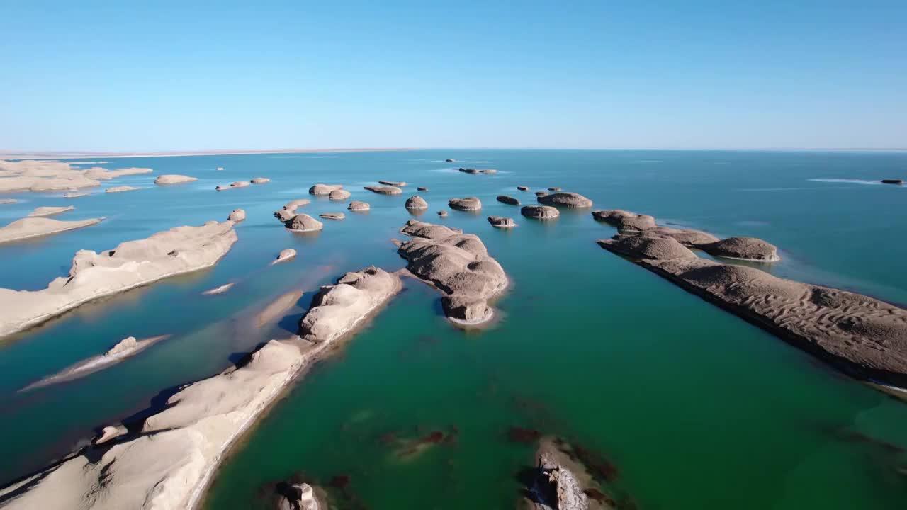 高视角航拍青海海西州柴达木盆地乌素特水上雅丹视频素材