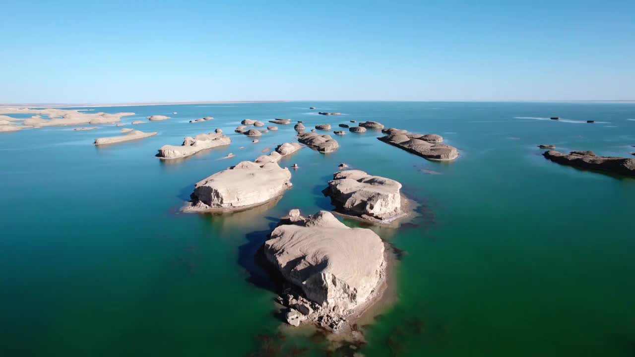 高视角航拍青海海西州柴达木盆地乌素特水上雅丹视频下载