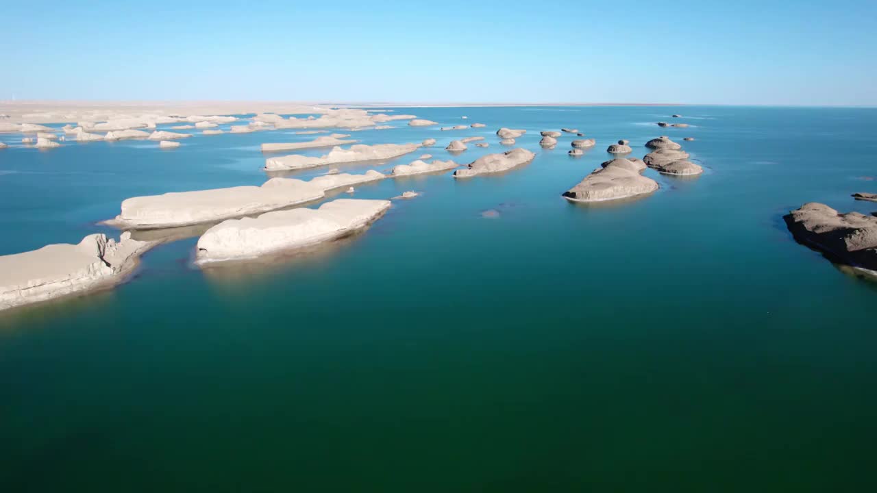 高视角航拍青海海西州柴达木盆地乌素特水上雅丹视频素材