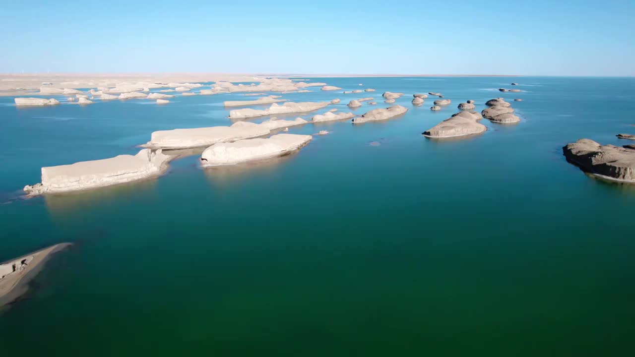 高视角航拍青海海西州柴达木盆地乌素特水上雅丹视频素材