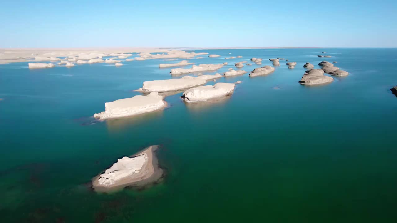 高视角航拍青海海西州柴达木盆地乌素特水上雅丹视频素材