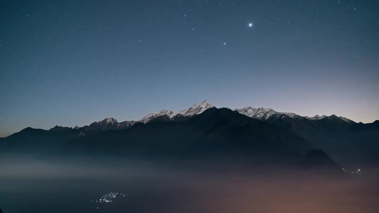 川西雪隆包雪山河谷星空延时视频素材