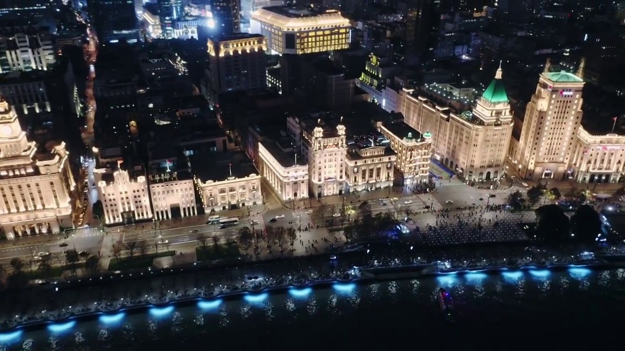 航拍外滩著名建筑上海海关大楼与黄浦江夜景视频素材