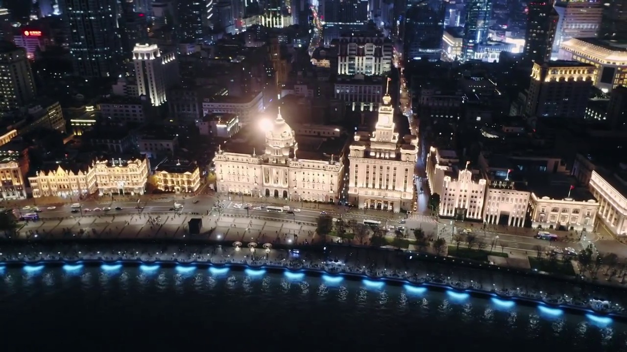 航拍上海黄浦江沿岸外滩地标建筑群夜景视频素材