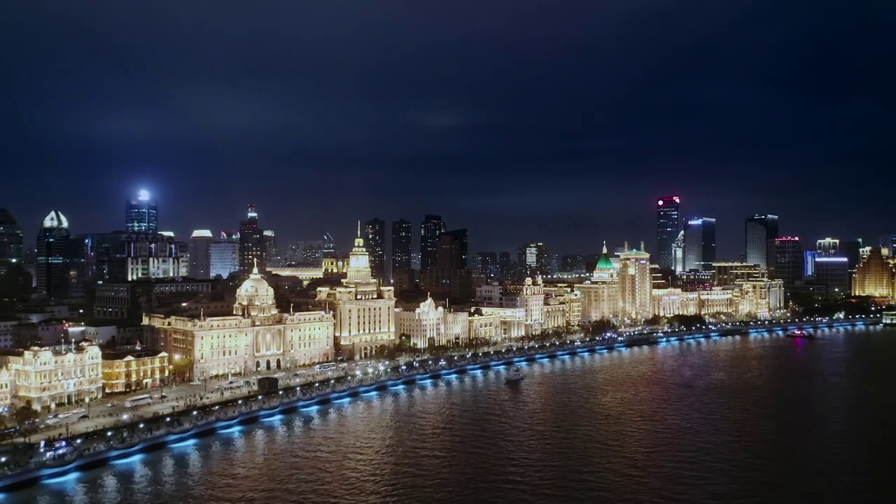 航拍外滩著名建筑上海海关大楼与黄浦江夜景视频素材