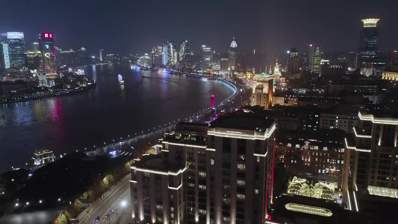 航拍外滩著名建筑与黄浦江夜景视频素材