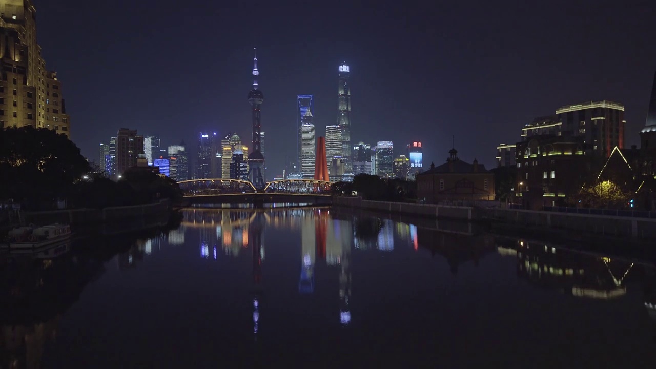 从苏州河瞭望陆家嘴建筑群风光夜景视频素材