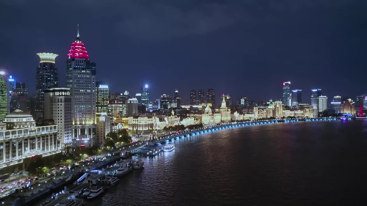 航拍上海黄浦江沿岸外滩地标建筑群夜景视频素材