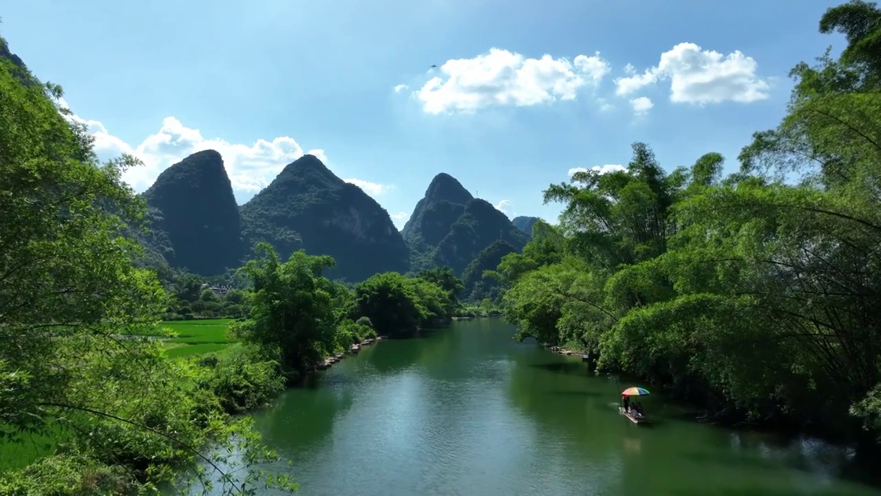 蓝天白云下阳朔遇龙河上漂流的竹筏和两岸的风光视频素材