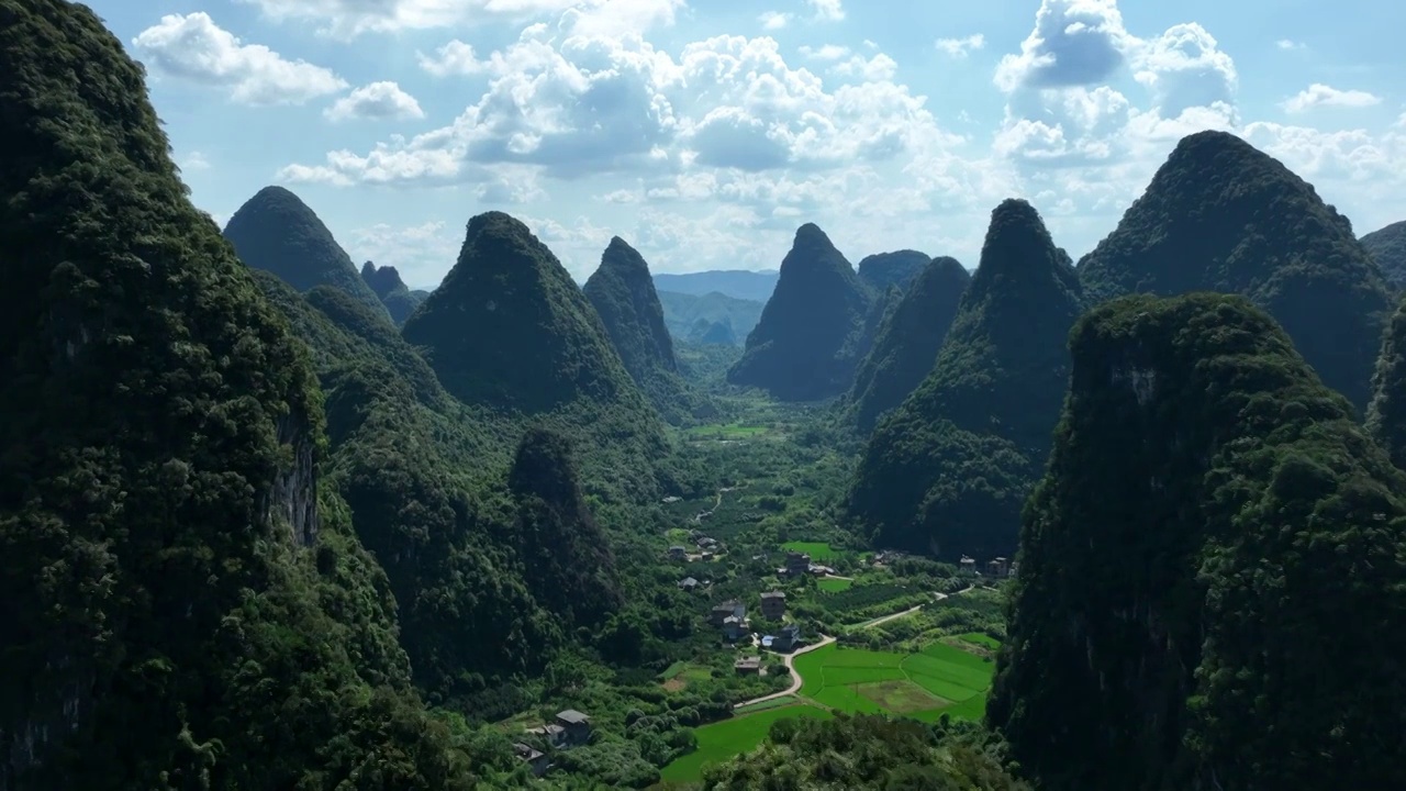 蓝天白云下桂林喀斯特地貌峰林山谷中的田园风光视频素材