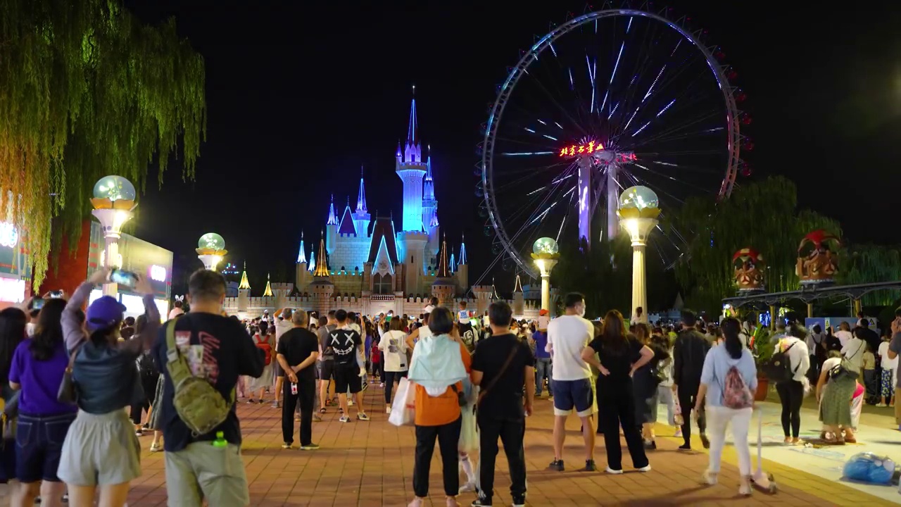 北京石景山游乐园夜景人群游客视频素材