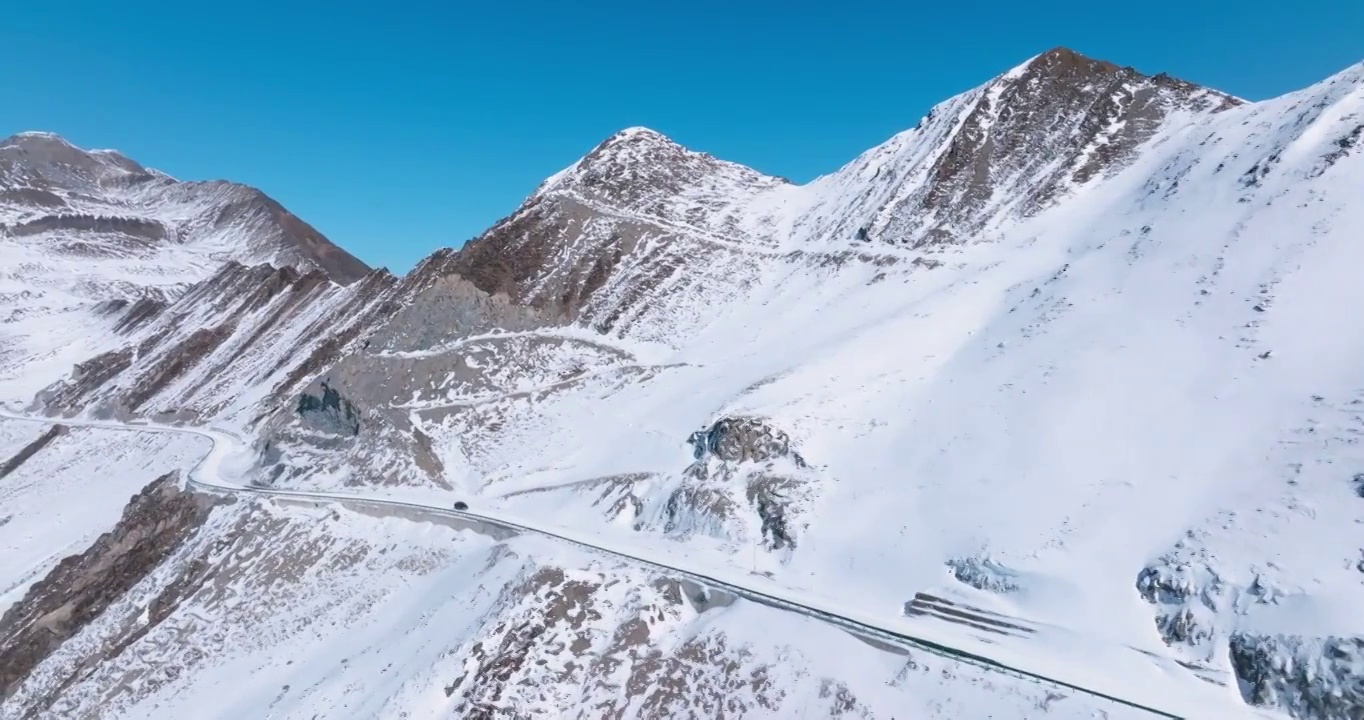 航拍夹金山冬日风景四川雪山蓝天下视频素材