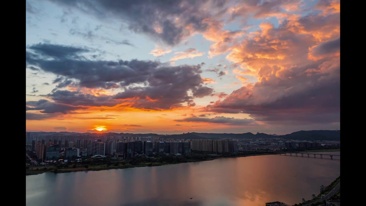 湘江阵雨中的晚霞视频下载