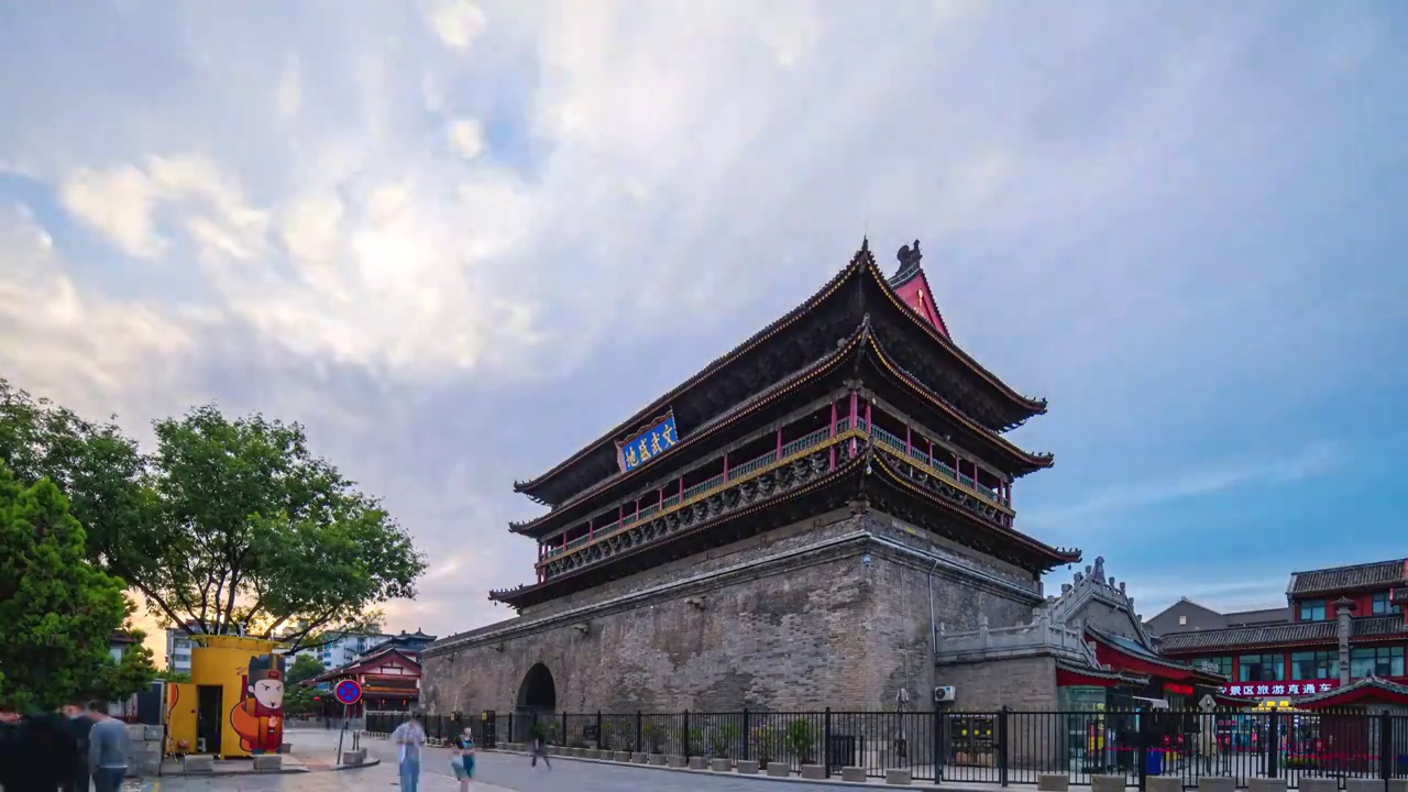 西安鼓楼日落火烧云转夜景延时视频素材