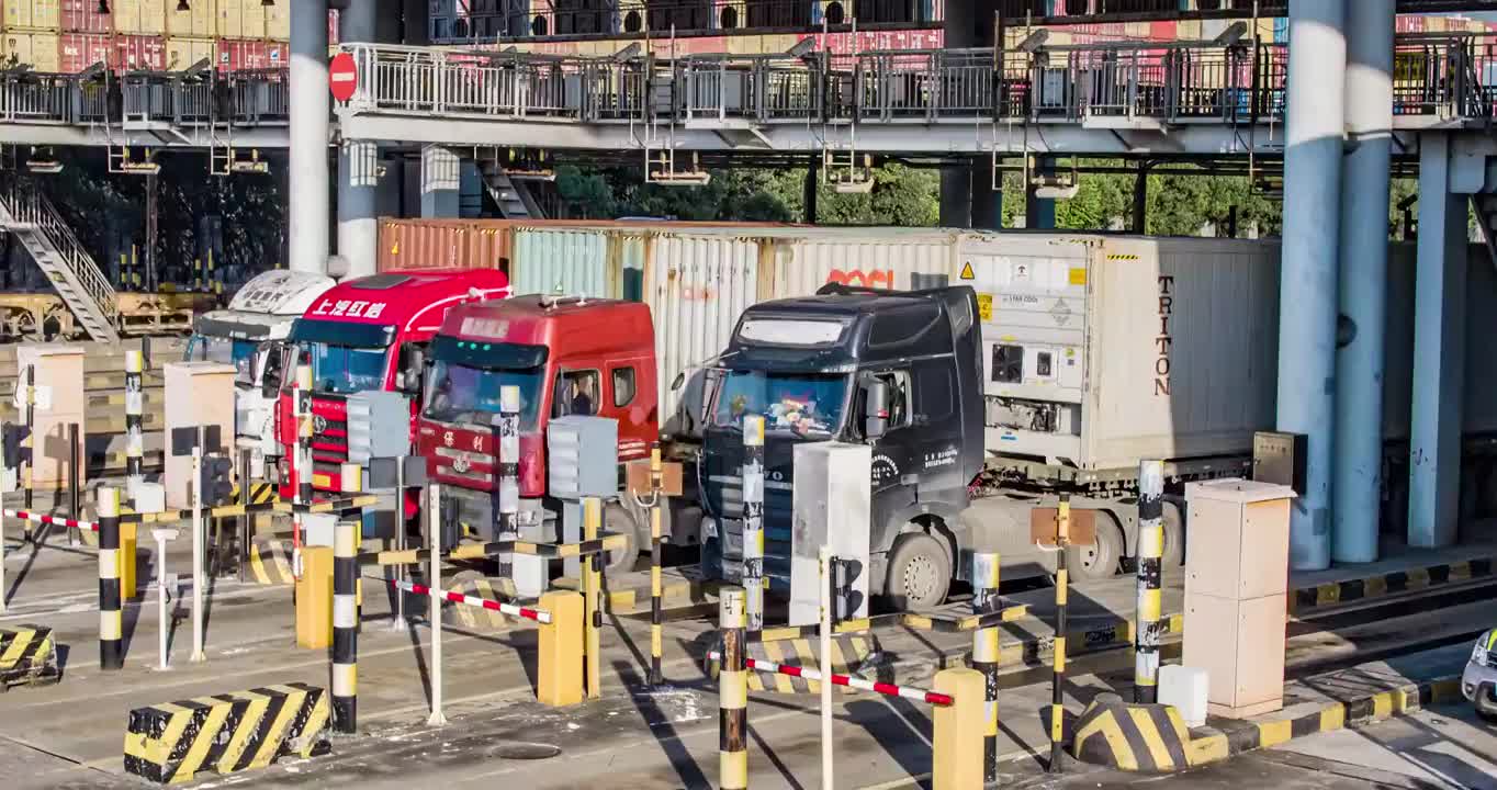 货车进港口视频素材