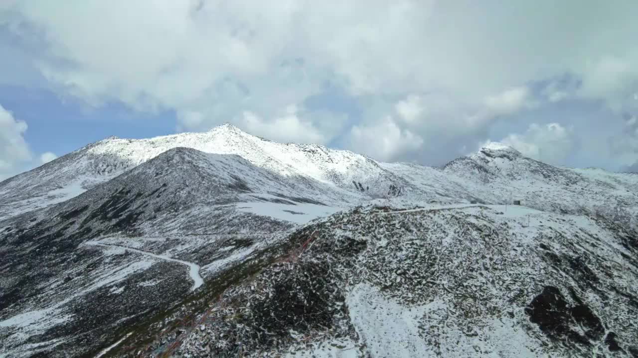 西藏林芝色季拉山垭口航拍雪山视频下载