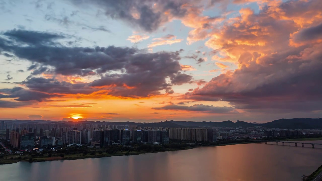 阵雨中晚霞视频下载