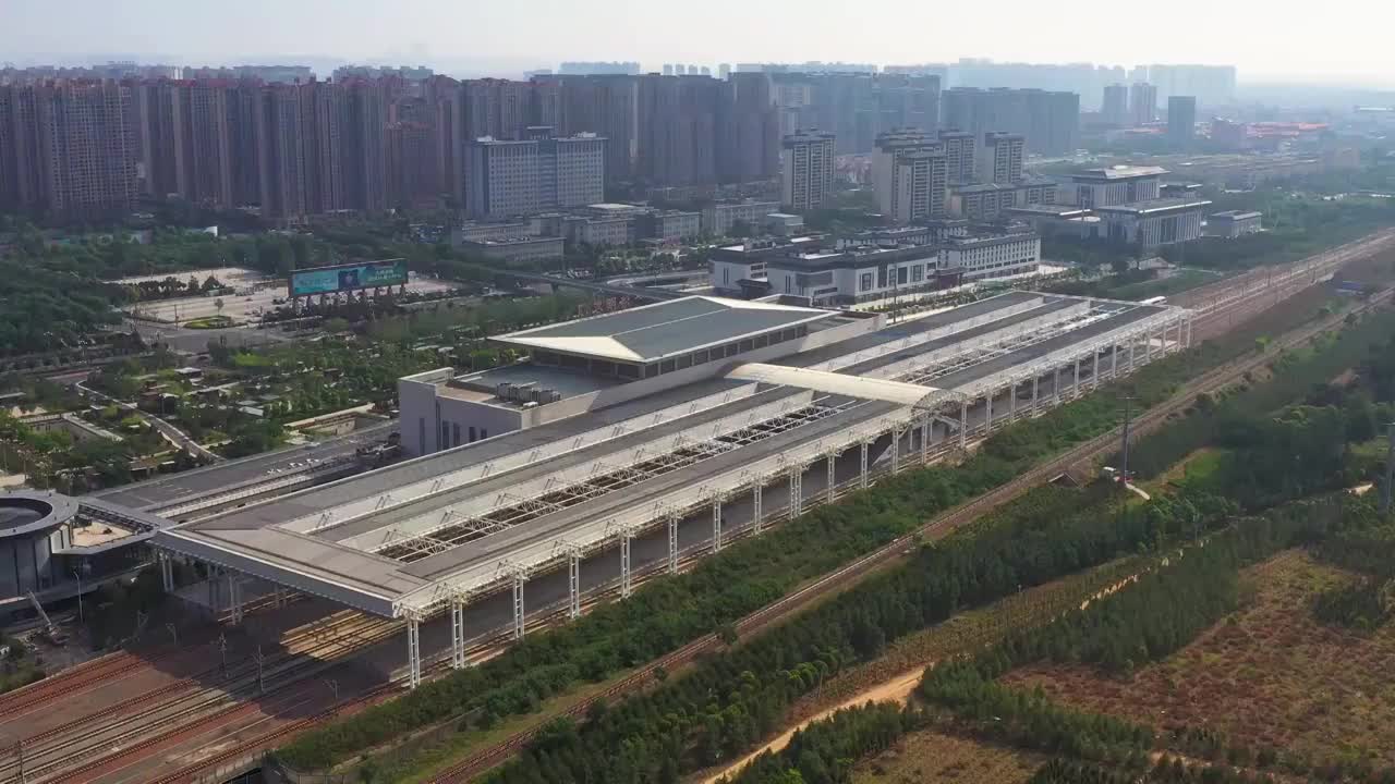 航拍河南省洛阳市洛龙区龙门高铁站户外风光视频素材