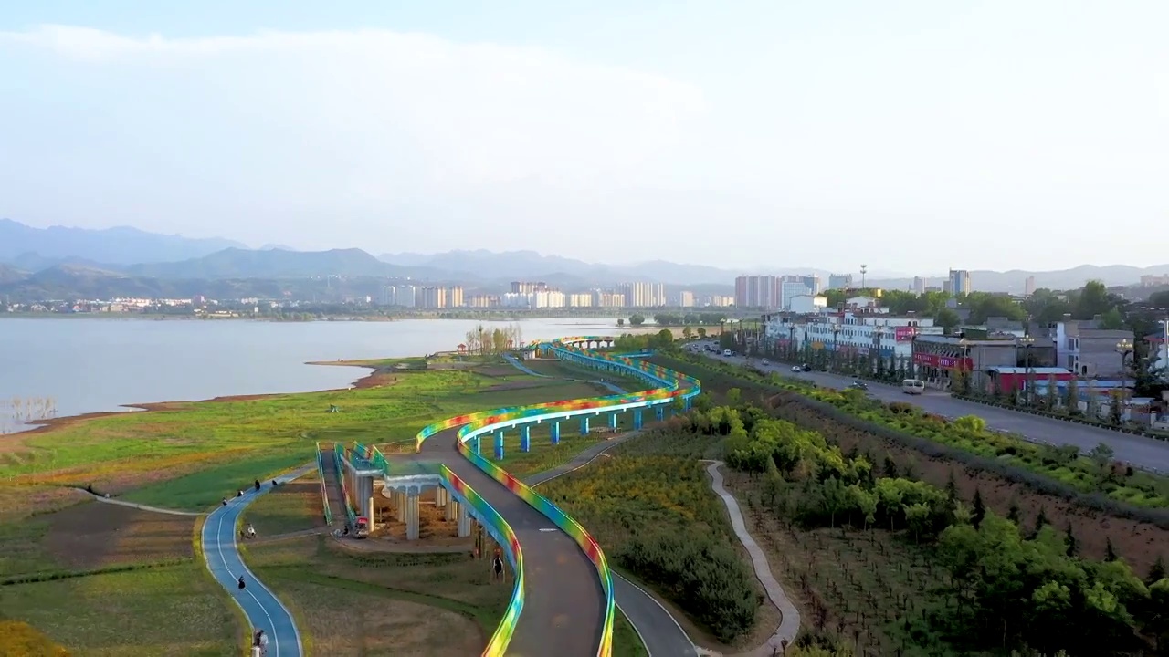 航拍河南省洛阳市嵩县陆浑水库风景区湖畔花海视频素材