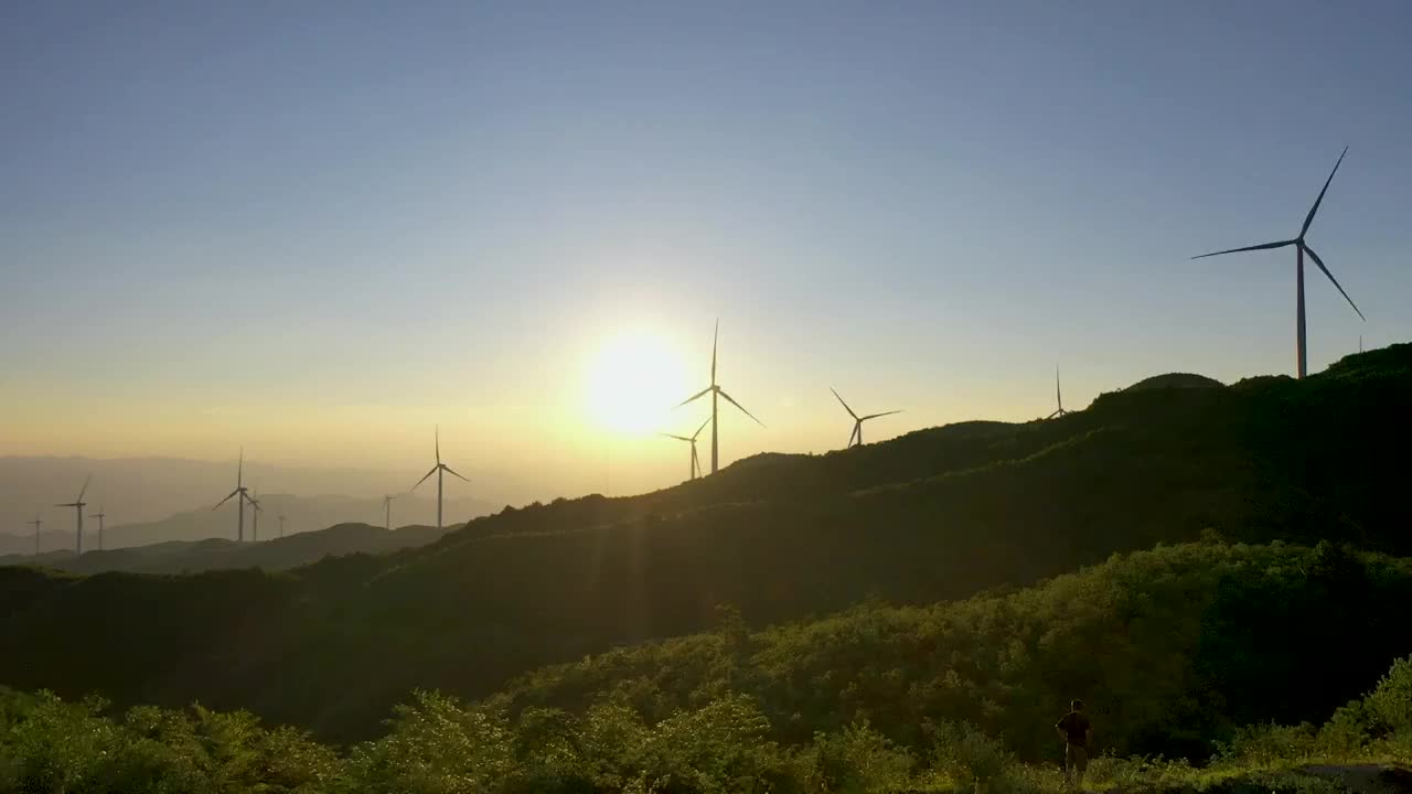 山顶风力发电场日落航拍视频素材