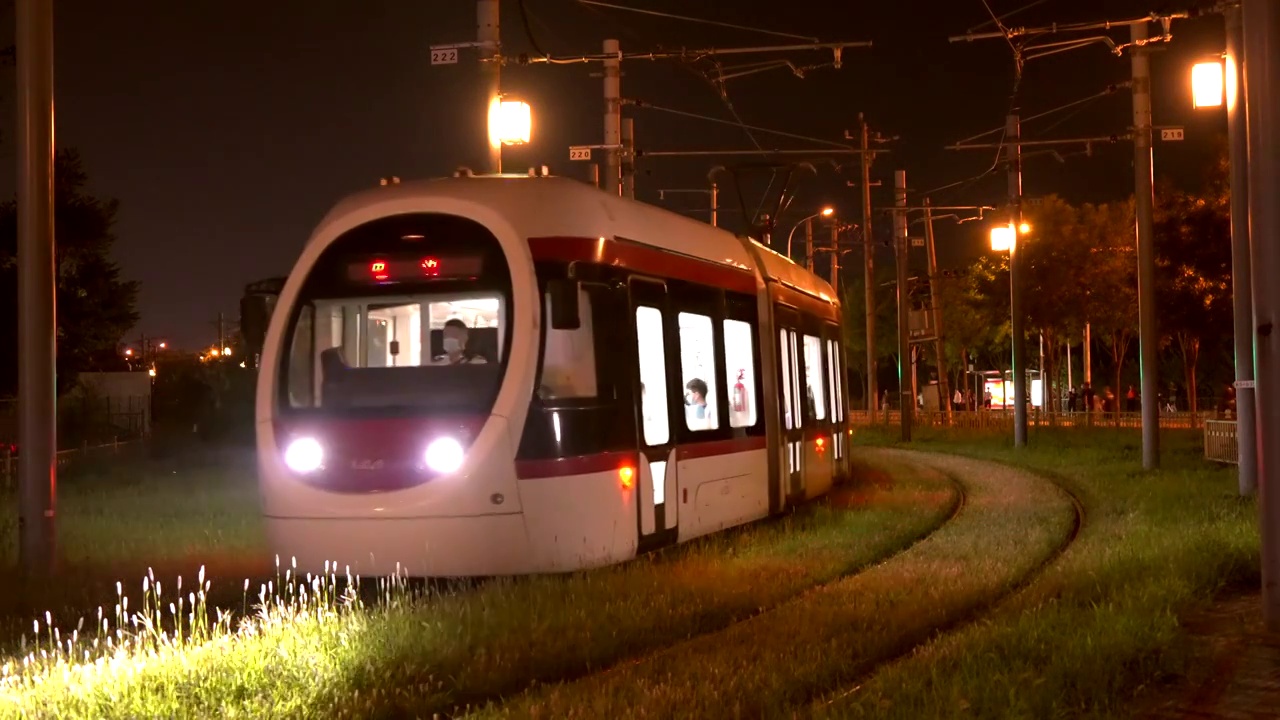 夜空下的城市轻轨火车视频素材