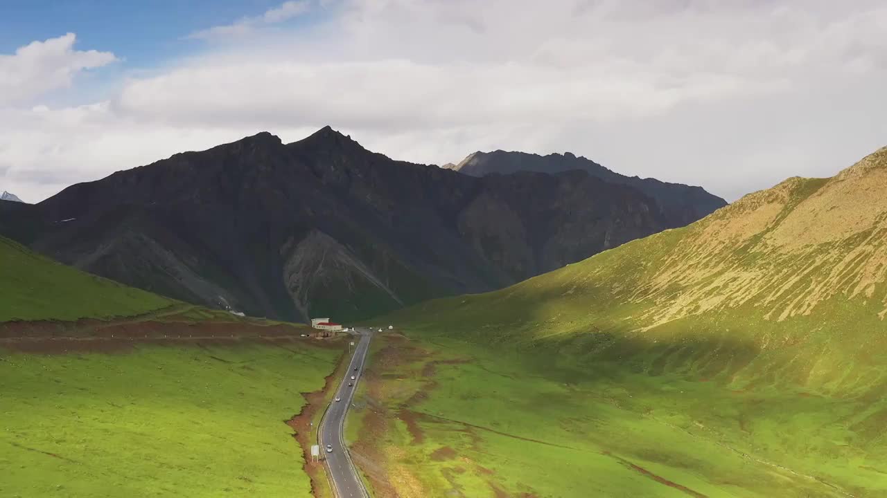 航拍 新疆草原  高山草原  新疆旅游 高原山谷 独库公路视频素材