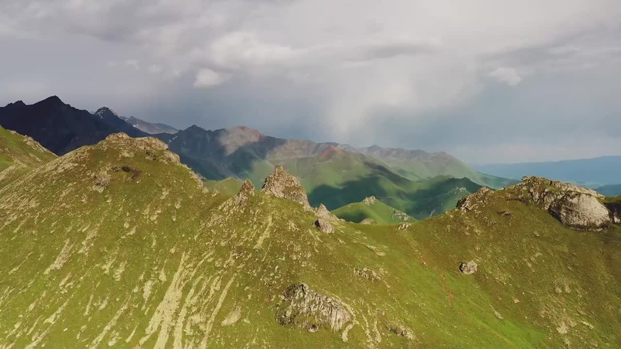 航拍 新疆草原  高山草原  新疆旅游 高原山谷 独库公路视频素材