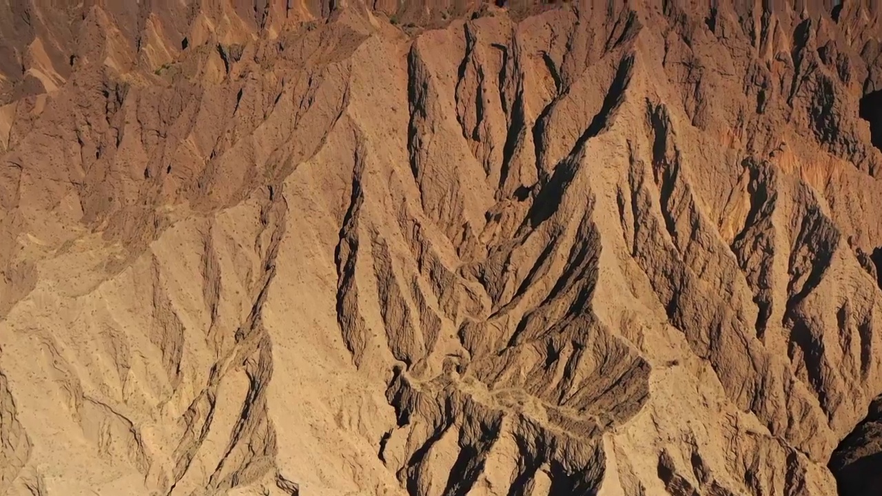 航拍 新疆库车大峡谷  神秘红色大峡谷 天山神秘大峡谷视频素材