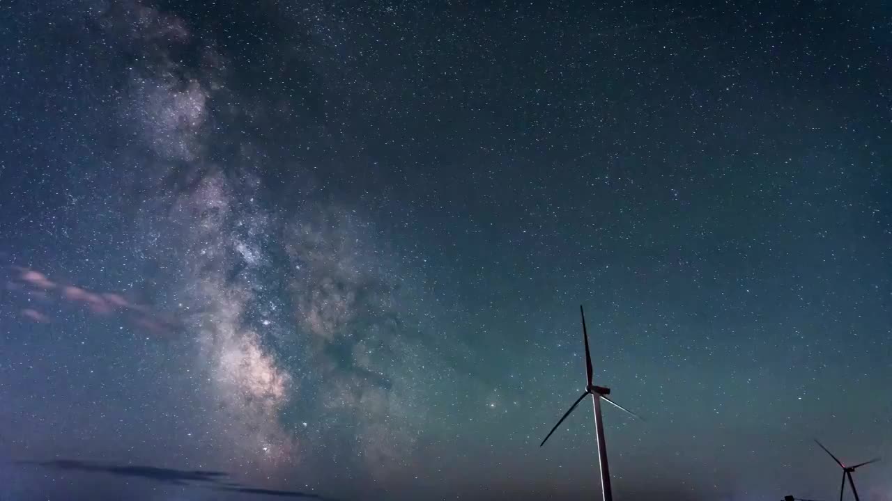 风电大风车上的银河星空延时视频素材