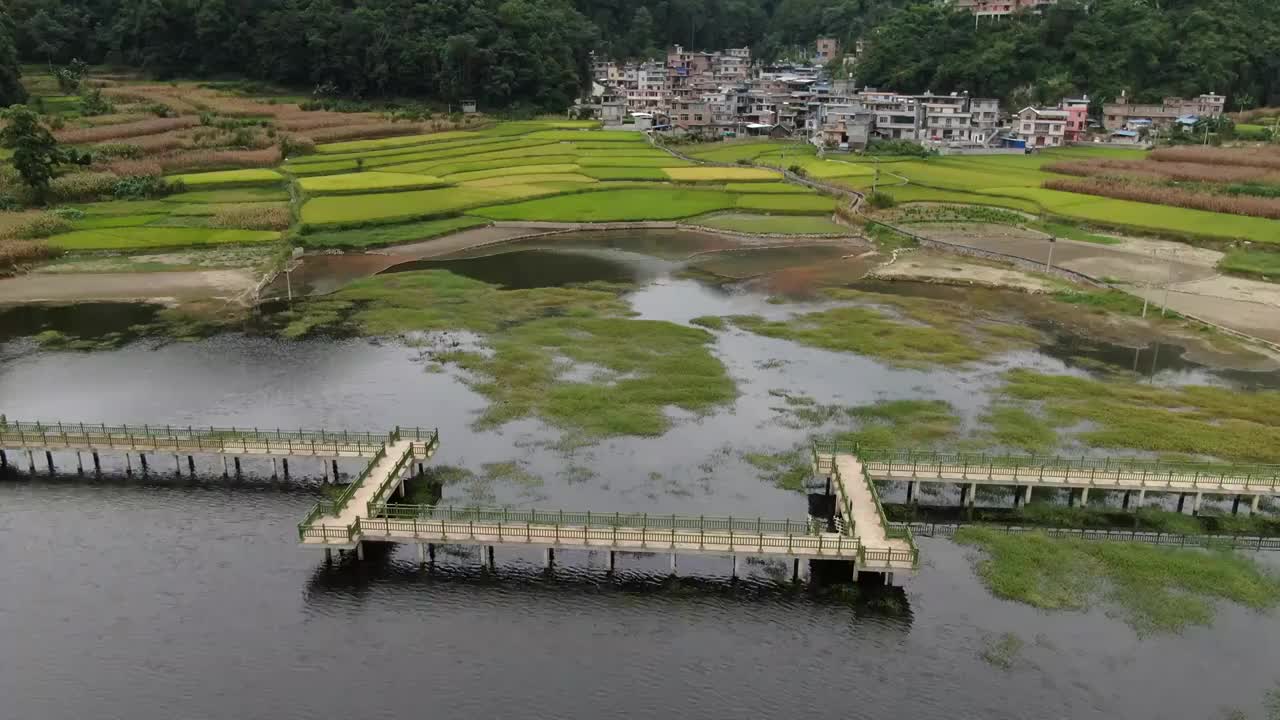 2022年9月1日，贵州省黔西南布依族苗族自治州望谟县大观镇大塘村，湖光山色、田园如画的新农村美景。视频素材