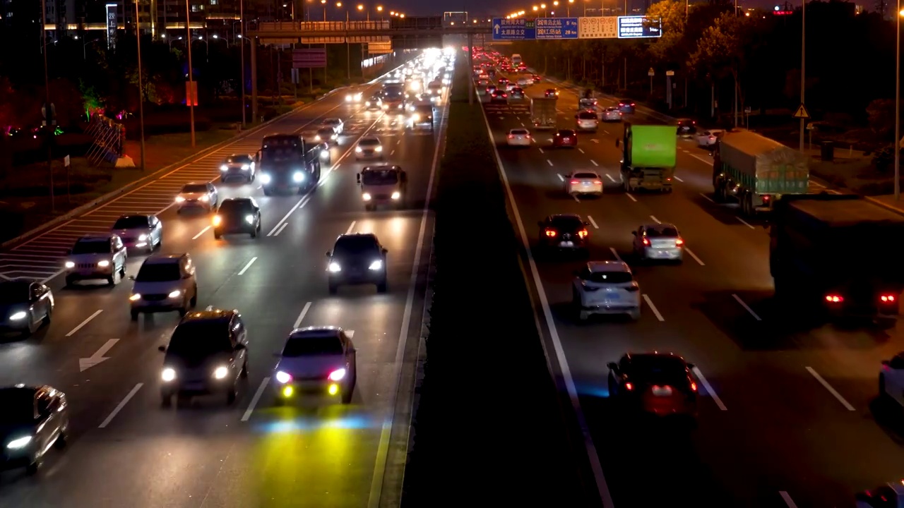 城市道路夜景车流视频素材