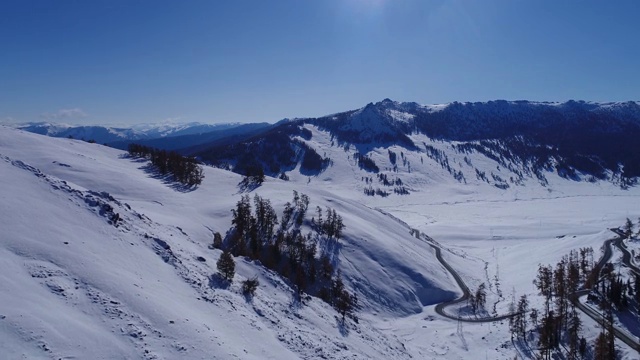 飞向雪山视频素材