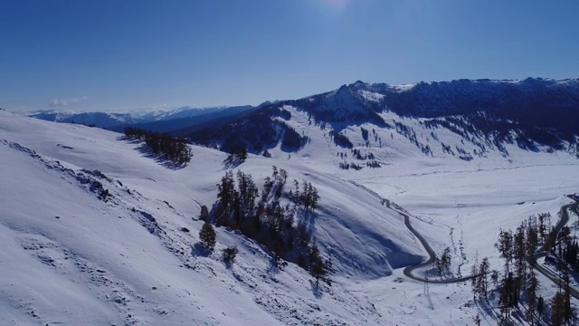 飞向雪山视频素材