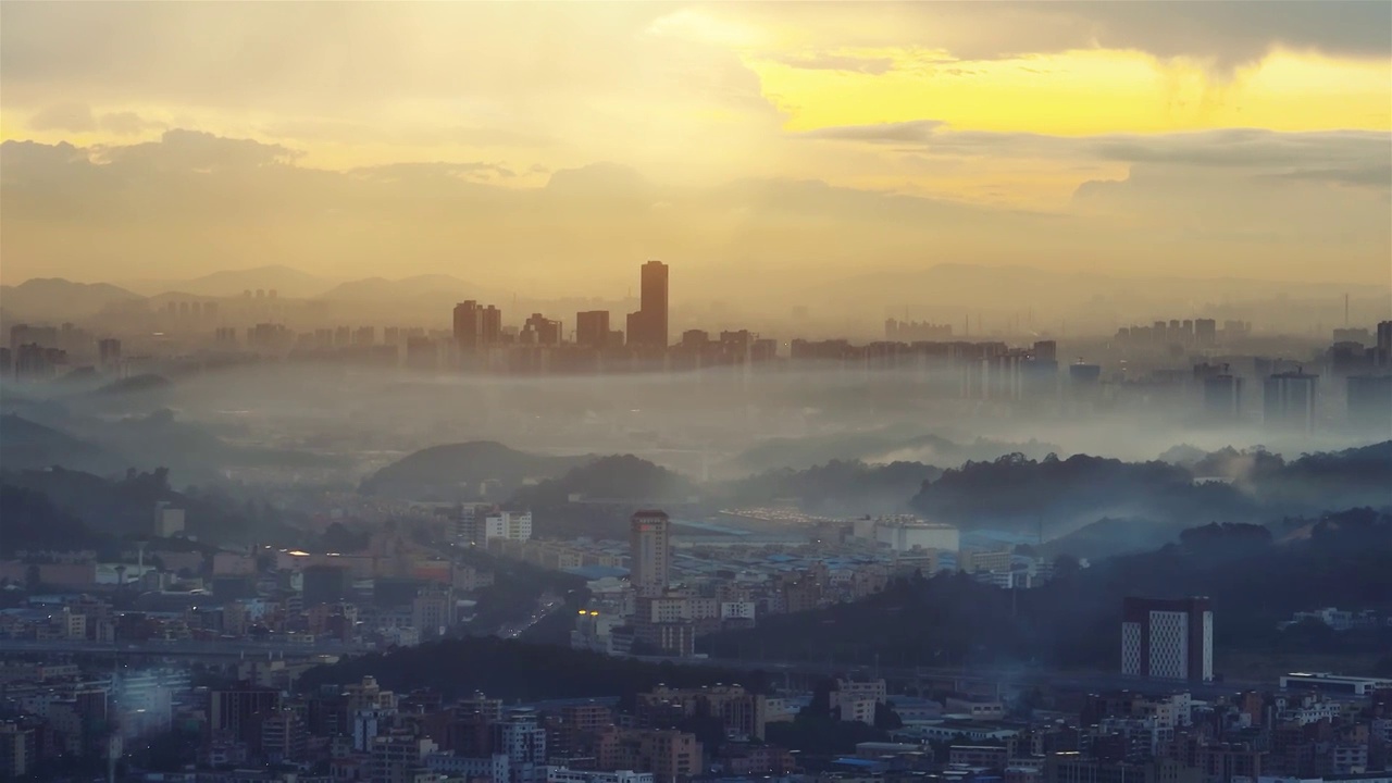 广东东莞大岭山镇城市建筑平流雾云海视频素材