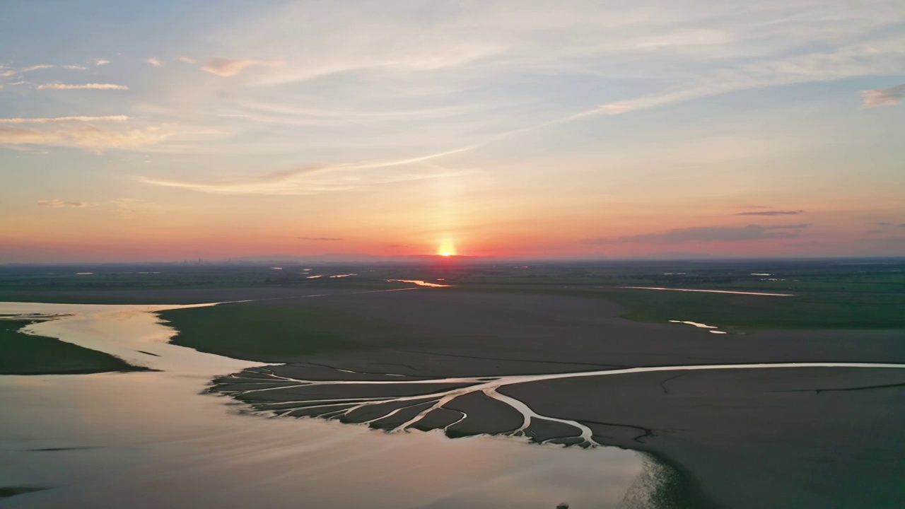 夕阳照耀下的鄱阳湖和大地之树视频素材