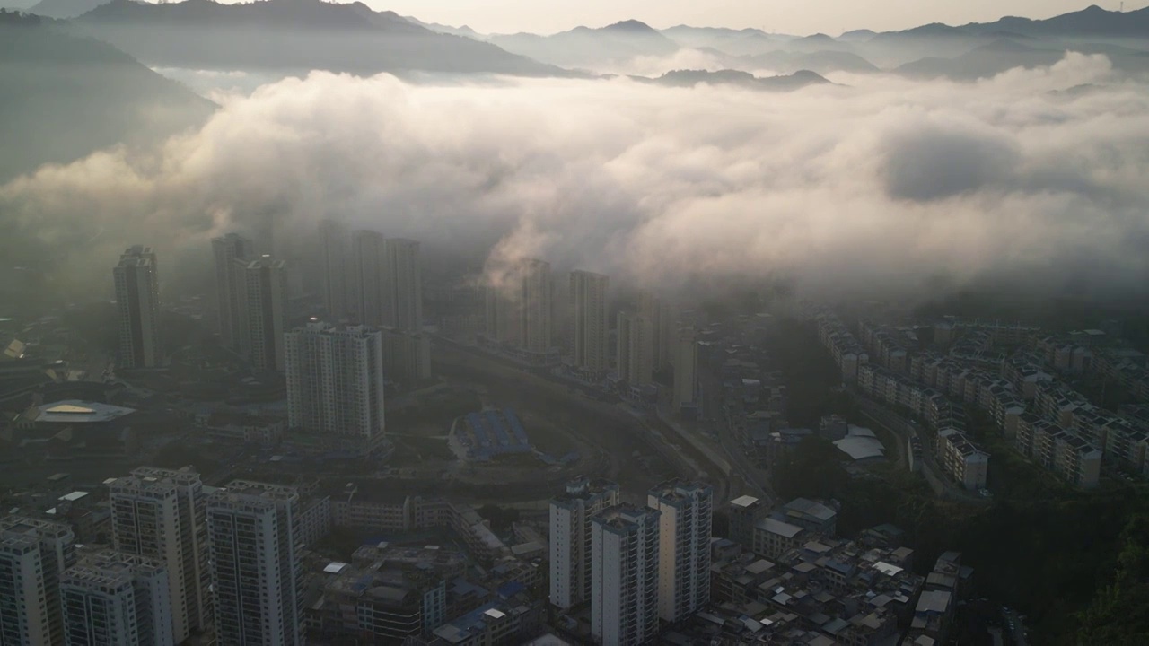 贵州望谟，清晨城市上空的平流雾。视频素材