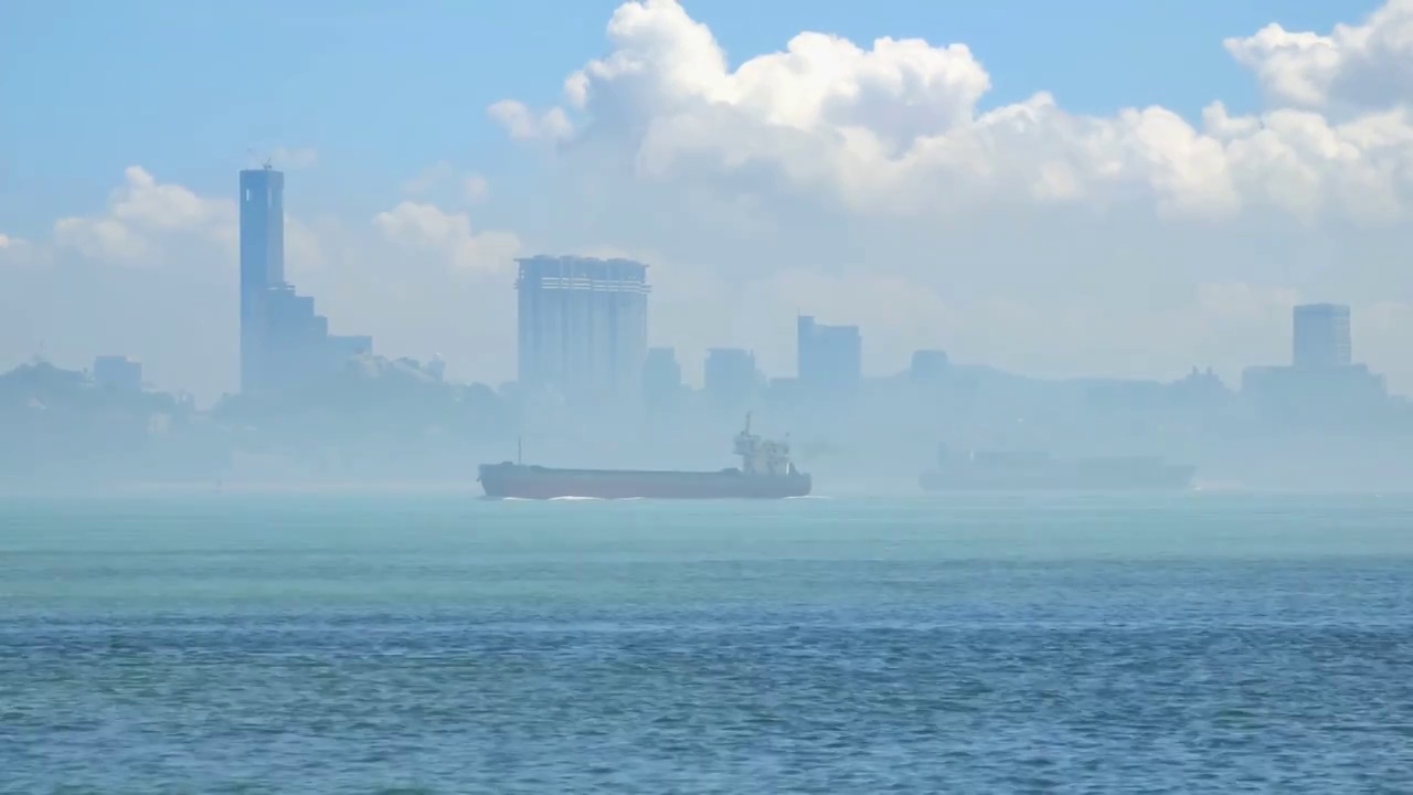 福建厦门港航行的货轮视频素材