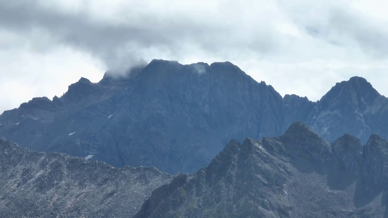 航拍四川阿坝黑水县高原雪山视频素材