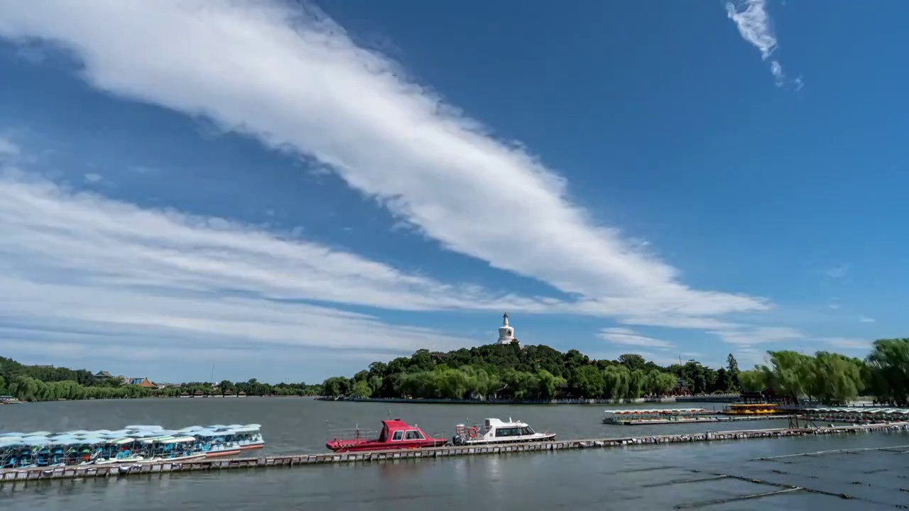 夏日云卷云舒的北海公园风光视频素材