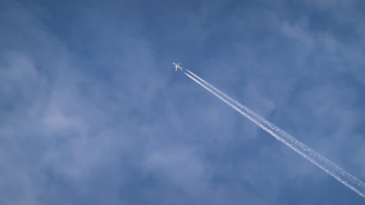 高空带水汽尾迹的飞机视频素材