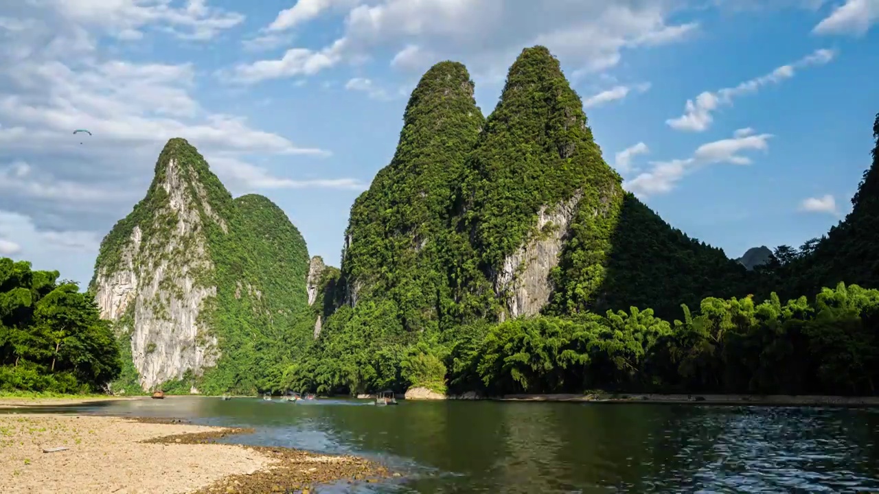 夏天阳光下桂林漓江阳朔端两岸的风光视频素材