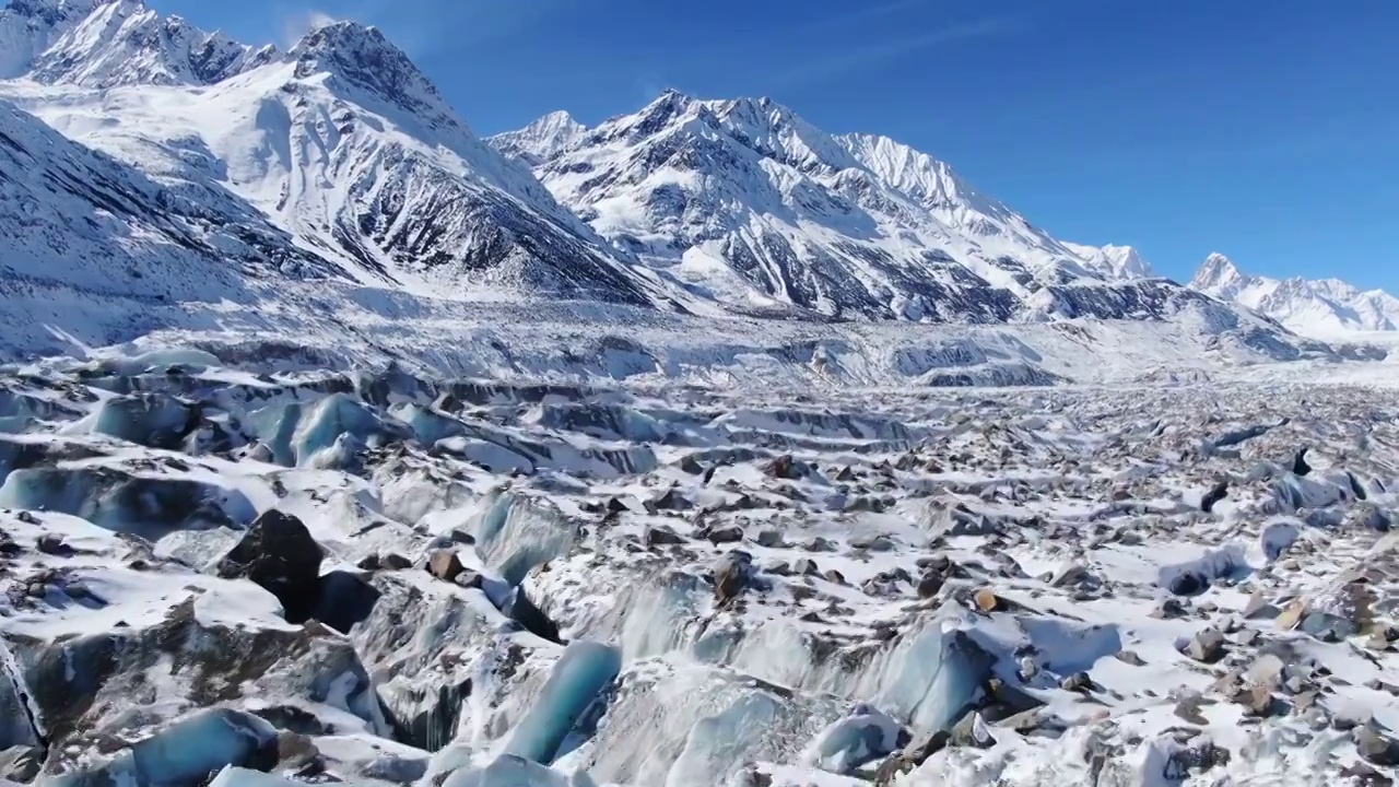 西藏高原来古冰川航拍冬天雪景视频素材