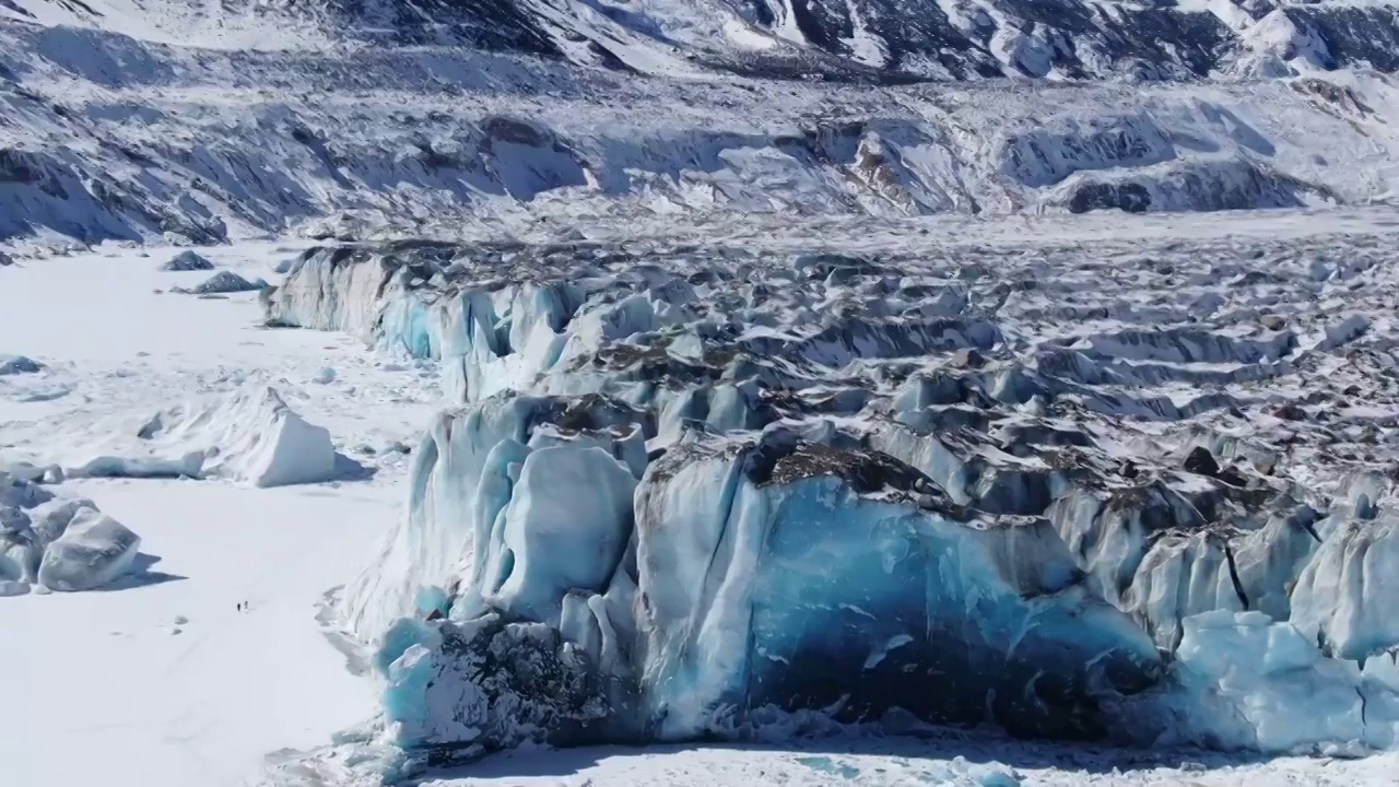 西藏高原来古冰川航拍冬天雪景视频素材