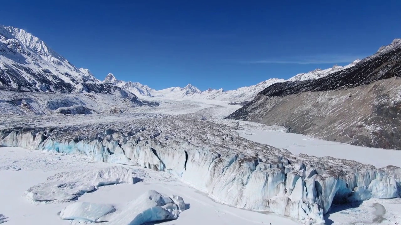 西藏高原来古冰川航拍冬天雪景视频素材