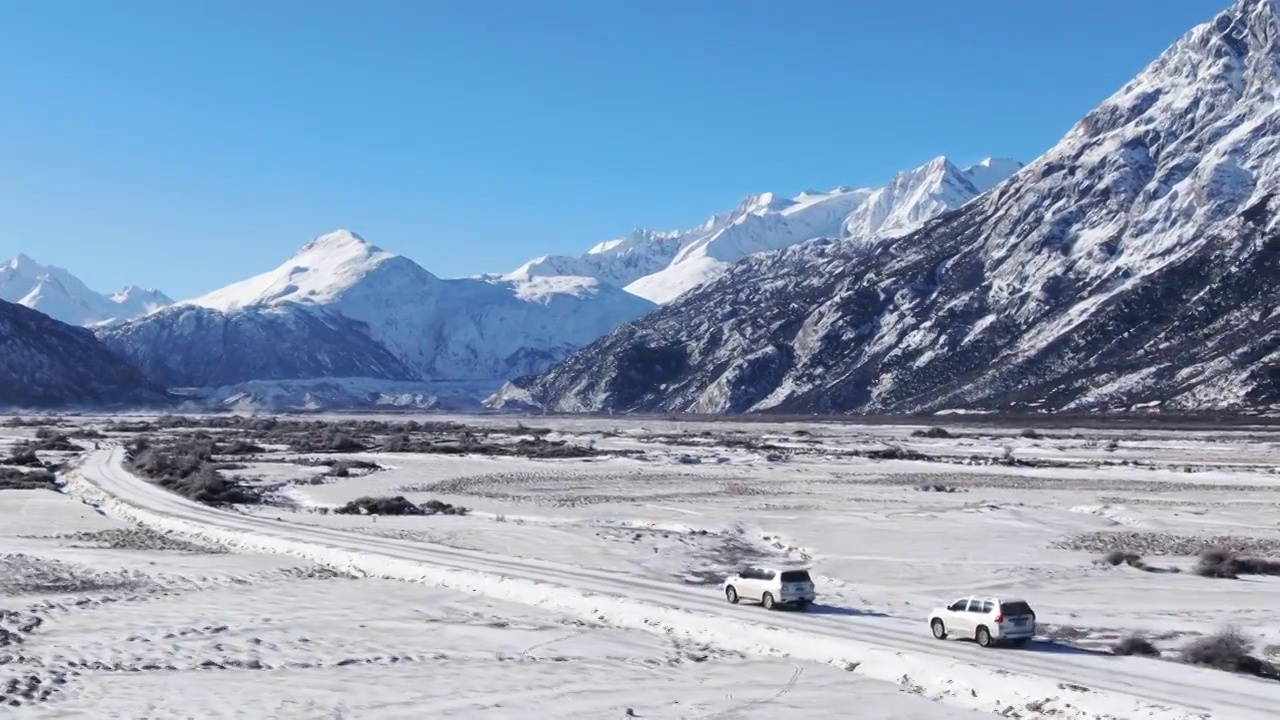 冬天无人区雪山冰川探险蓝天道路航拍视频素材