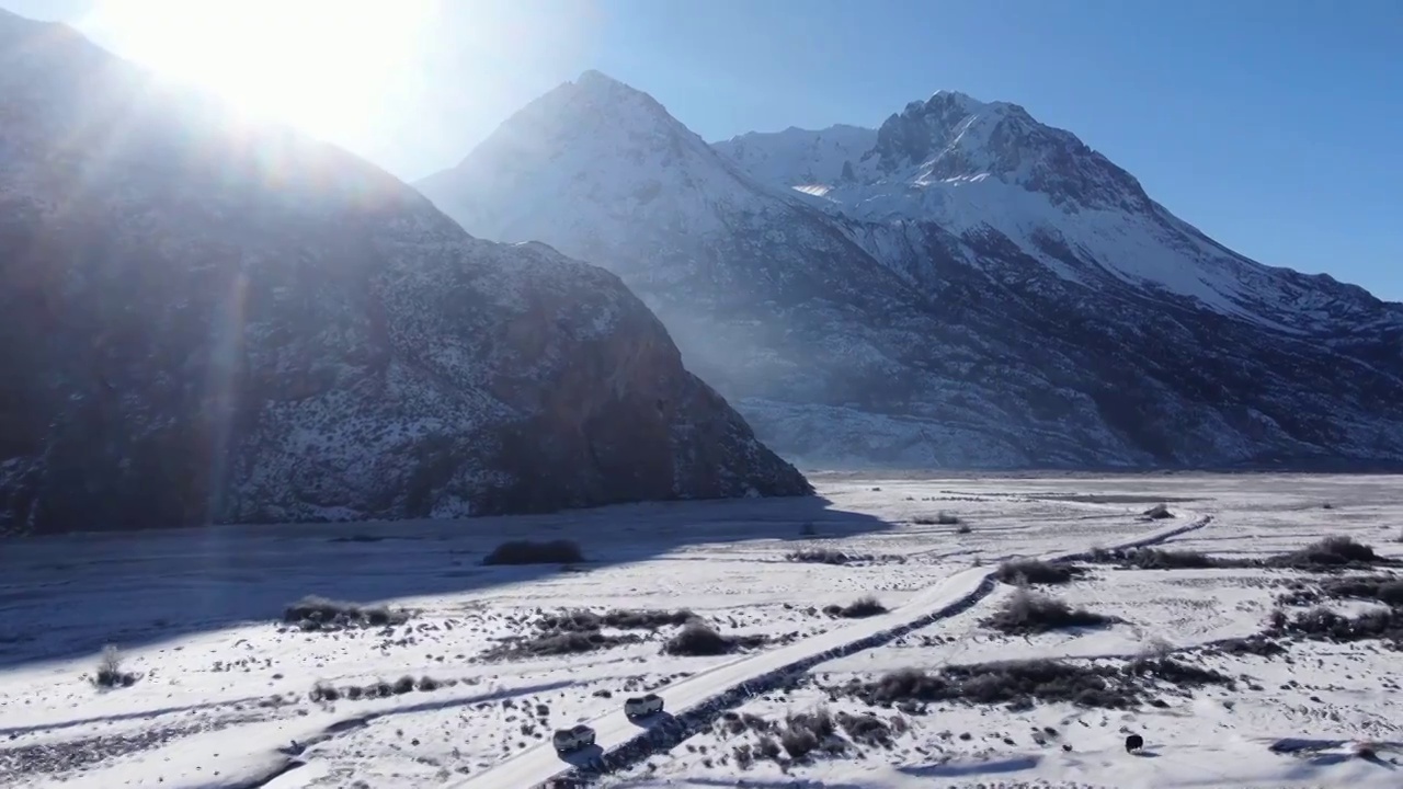 冬天无人区雪山冰川探险蓝天道路航拍视频素材