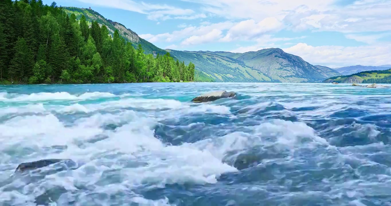 中国新疆喀纳斯风景区流动的河流和森林与山地景观视频素材